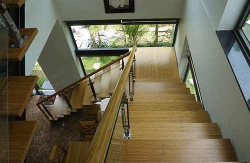 cầu thang gỗ lan can kính
