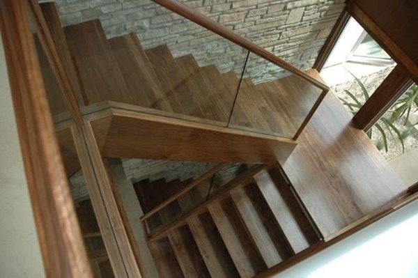 cầu thang gỗ lan can kính cường lực